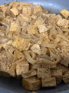 Una foto de Tofu estilo oriental con tallarines de arroz