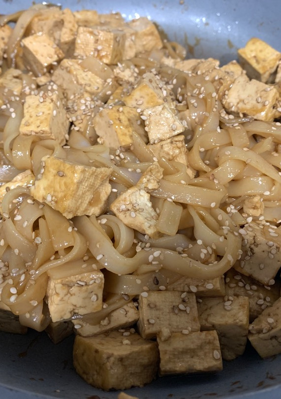 Una foto de Tofu estilo oriental con tallarines de arroz