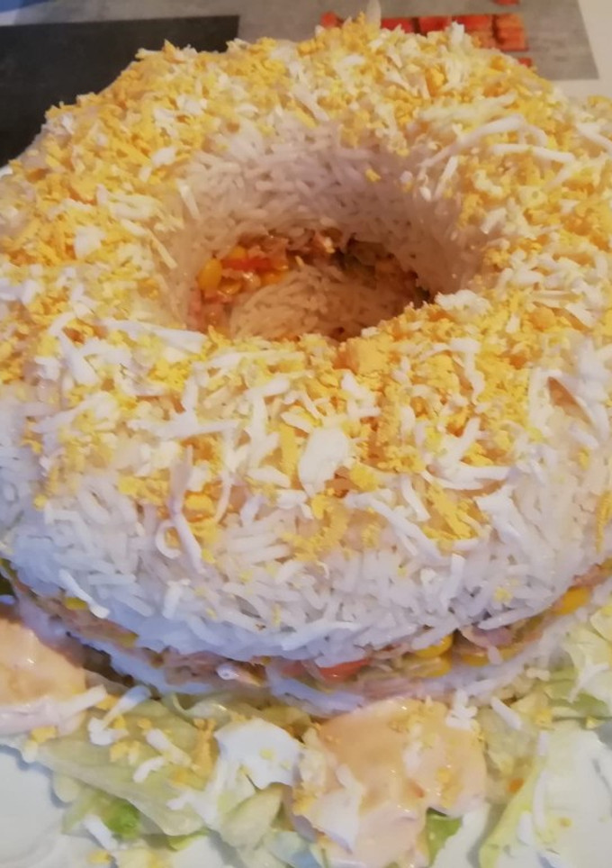 Una foto de Corona de ensalada de arroz