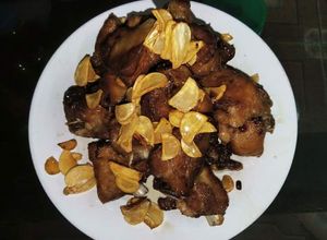 Hình của món Sườn non rim xóc tỏi.