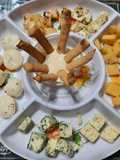 Picada (quesos con condimentos) y algo más