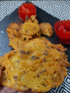 A picture of Aloo pakora.