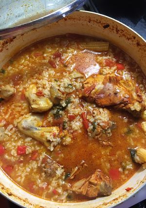 Una foto de ARROZ AGUADO CON POLLO 👌🏾😀