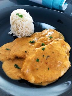 Una foto de Filetes de pollo en salsa de curry Massaman con arroz