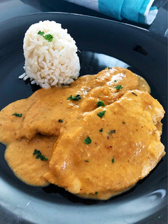 Una foto de Filetes de pollo en salsa de curry Massaman con arroz