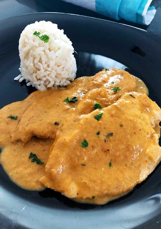 Una foto de Filetes de pollo en salsa de curry Massaman con arroz