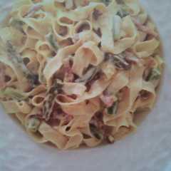Una foto de Fettuccine con jamón Serano, espárragos y crema