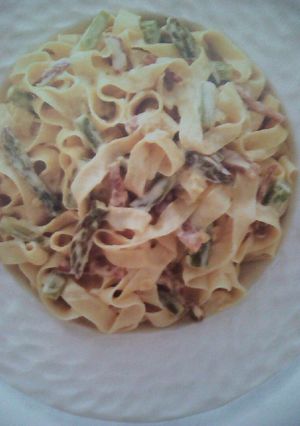 Una foto de Fettuccine con jamón Serano, espárragos y crema