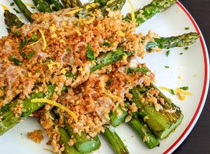 Una foto de Esparragos gratinados express 🧀