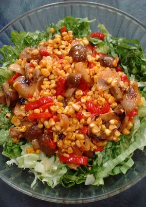 Una foto de Ensalada de vegetales cocidos sobre colchón de hojas verdes