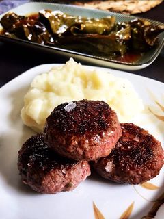Una foto de Filetes rusos con puré cremoso de patatas y trufa y guarnición de pimientos verdes asados 🫑🫑🫑