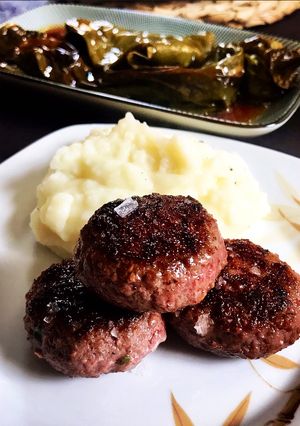 Una foto de Filetes rusos con puré cremoso de patatas y trufa y guarnición de pimientos verdes asados 🫑🫑🫑