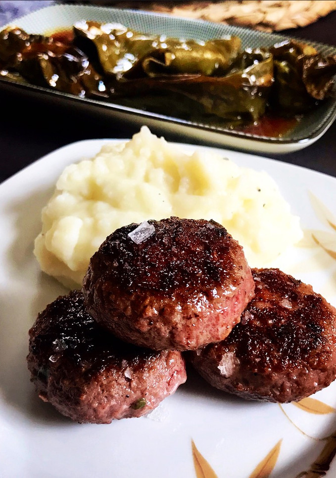 Una foto de Filetes rusos con puré cremoso de patatas y trufa y guarnición de pimientos verdes asados 🫑🫑🫑