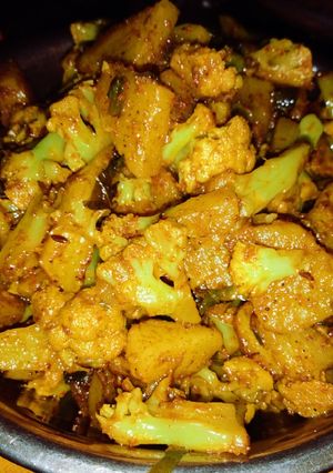 आलू गोभी की सब्जी (Aloo Gobhi ki sabji recipe in Hindi) रेसिपी मुख्य फोटो