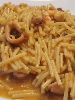 Una foto de Fideos con calamares y langostinos