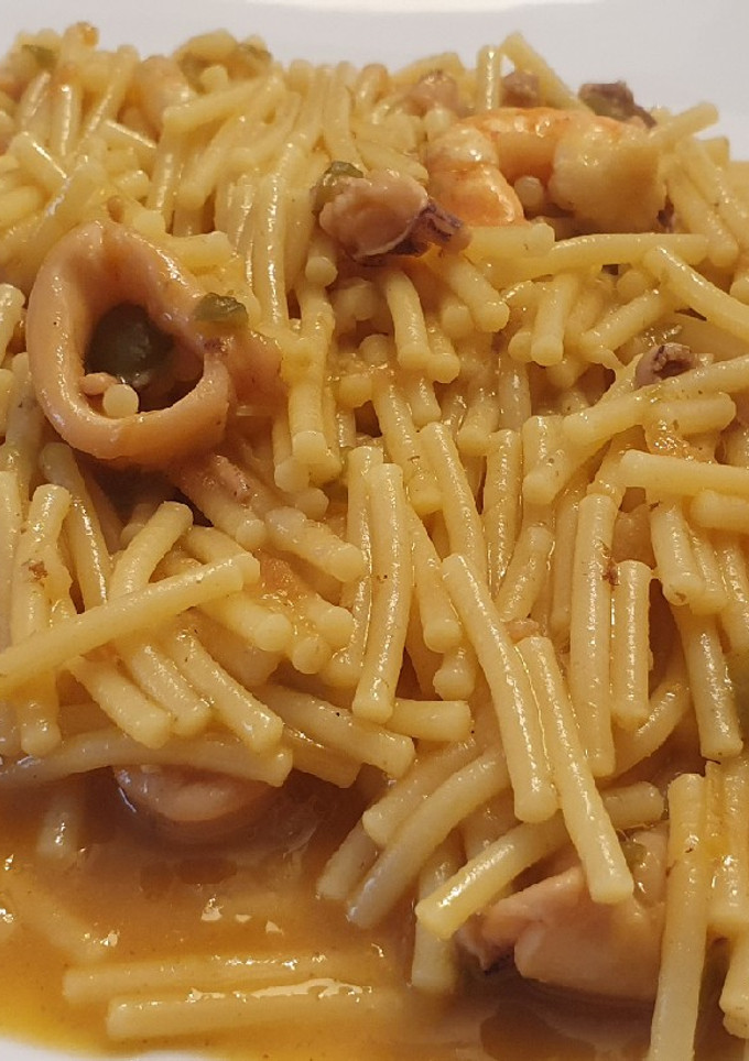 Una foto de Fideos con calamares y langostinos
