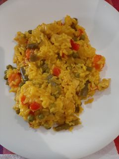 Una foto de Arroz con verduras y pollo