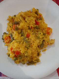 Una foto de Arroz con verduras y pollo