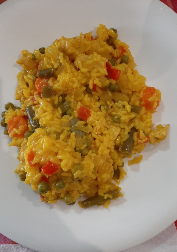 Una foto de Arroz con verduras y pollo