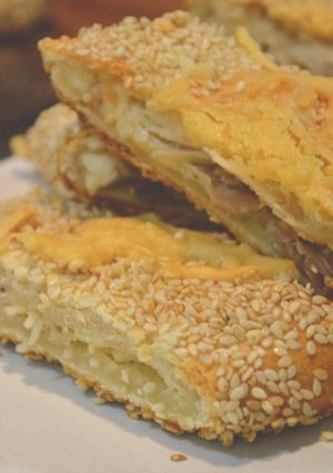 Una foto de Pan de halloumi y pollo