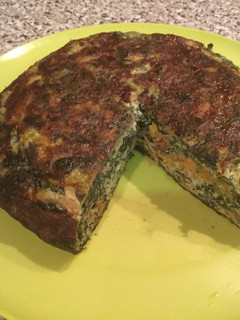 Una foto de Tortilla de acelga y flores de zapallo