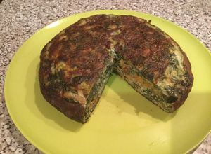 Una foto de Tortilla de acelga y flores de zapallo