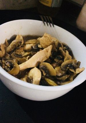 Una foto de Pollo champiñón 🍄🍗