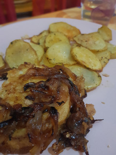 Una foto de Merluza con cebolla caramelizada