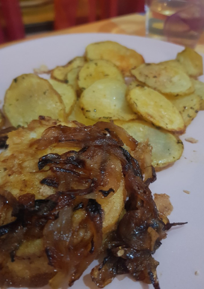 Una foto de Merluza con cebolla caramelizada