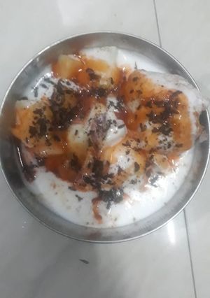 A picture of Dahi bhalle.