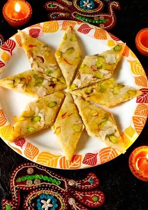 केसर काजू कतली (kesar kaju katli recipe in Hindi) रेसिपी मुख्य फोटो
