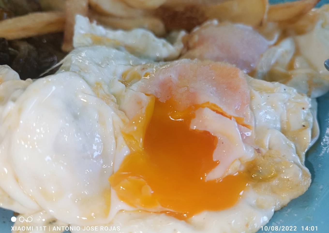 Huevos fritos con chorizo, pimiento y patatas