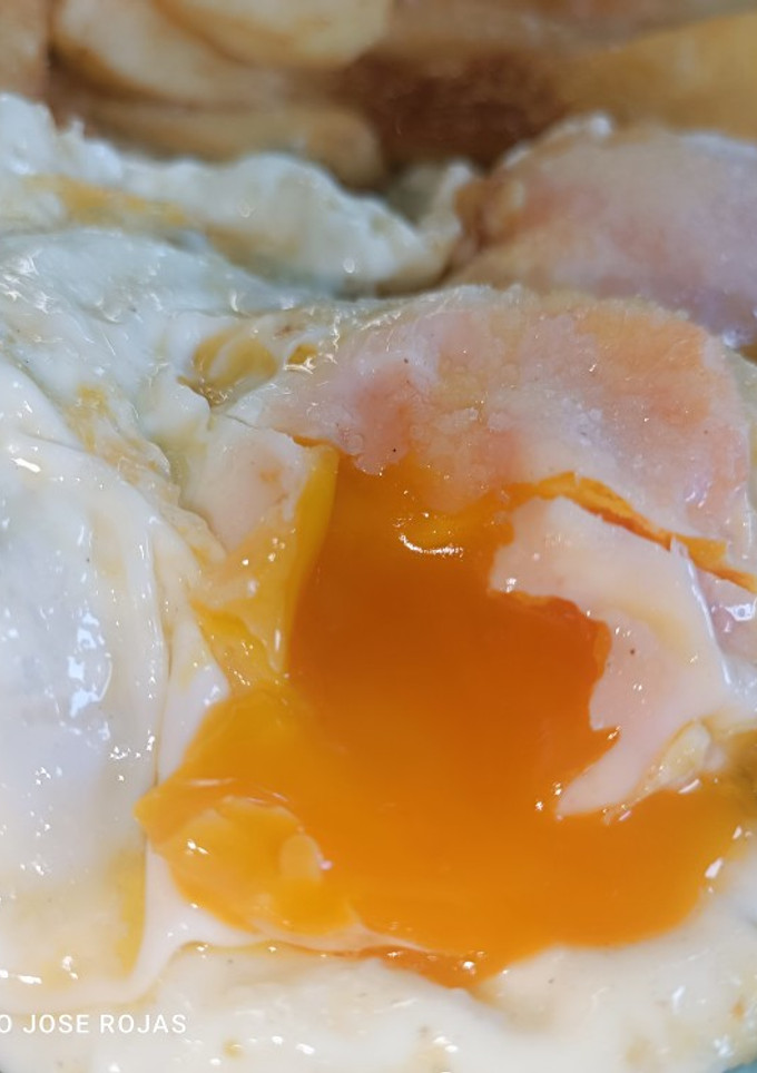 Una foto de Huevos fritos con chorizo, pimiento y patatas