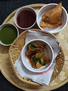 સમોસા ચાટ (Samosa Chaat Recipe In Gujarati) રેસીપી મુખ્ય ફોટો