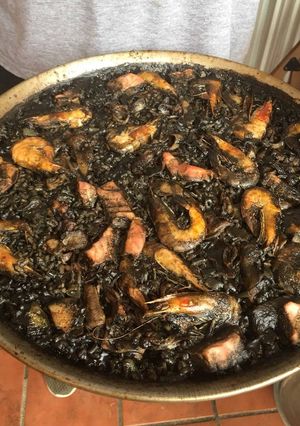 Una foto de Arroz negro en barbacoa de gas weber o similar