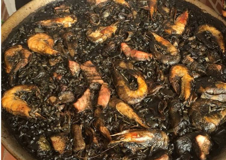Arroz negro en barbacoa de gas weber o similar