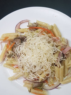 Una foto de Ensalada de pasta con setas y jamón york