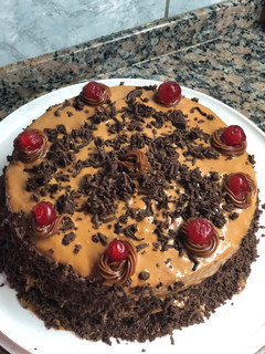Una foto de Torta con crema y dulce de leche😋😋