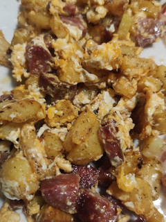 Una foto de Plato de patatas, huevos y chorizo