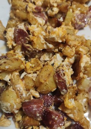 Una foto de Plato de patatas, huevos y chorizo