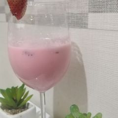 A picture of Strawberry date shake.
