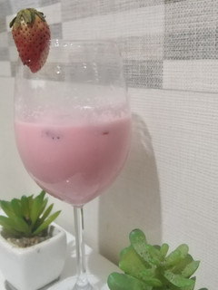 A picture of Strawberry date shake.