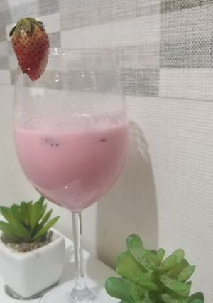 A picture of Strawberry date shake.
