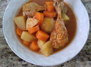 Una foto de Piernitas de pollo con papas y zanahoria a la naranja