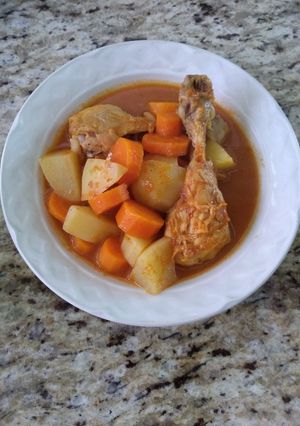 Una foto de Piernitas de pollo con papas y zanahoria a la naranja