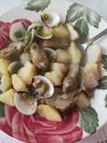 Estofado de almejas, tupinambo y alcachofas