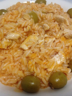 Una foto de Arroz con bonito y aceitunas