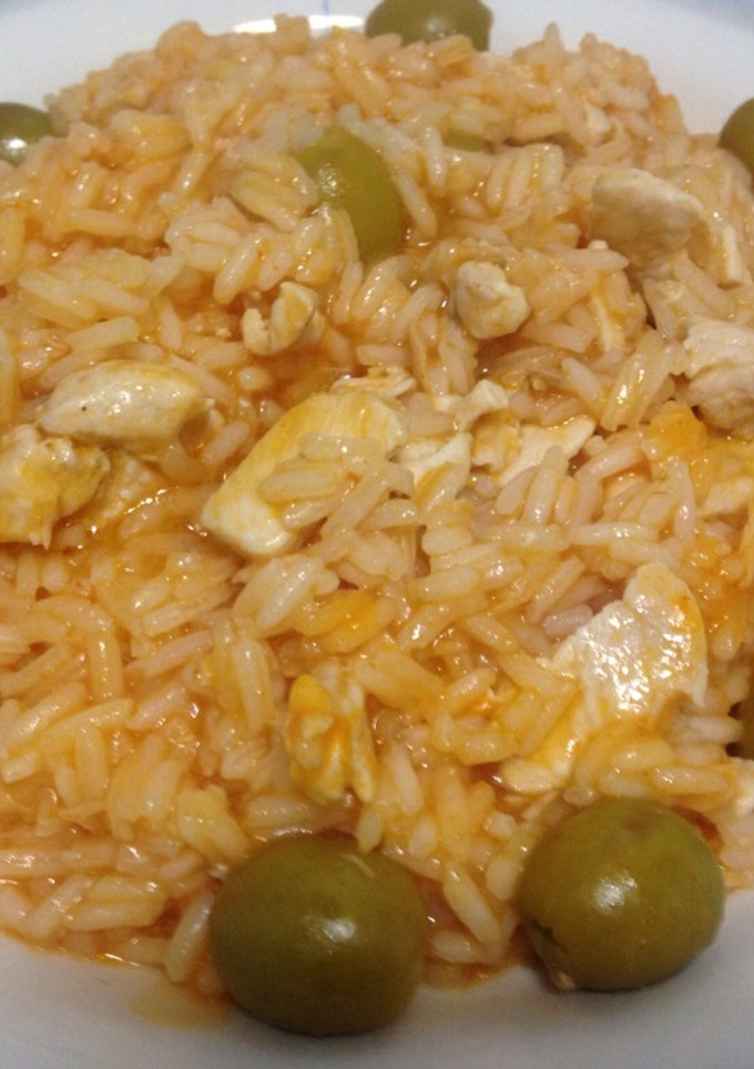 Una foto de Arroz con bonito y aceitunas