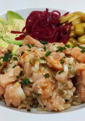 Una foto de Poke de salmón