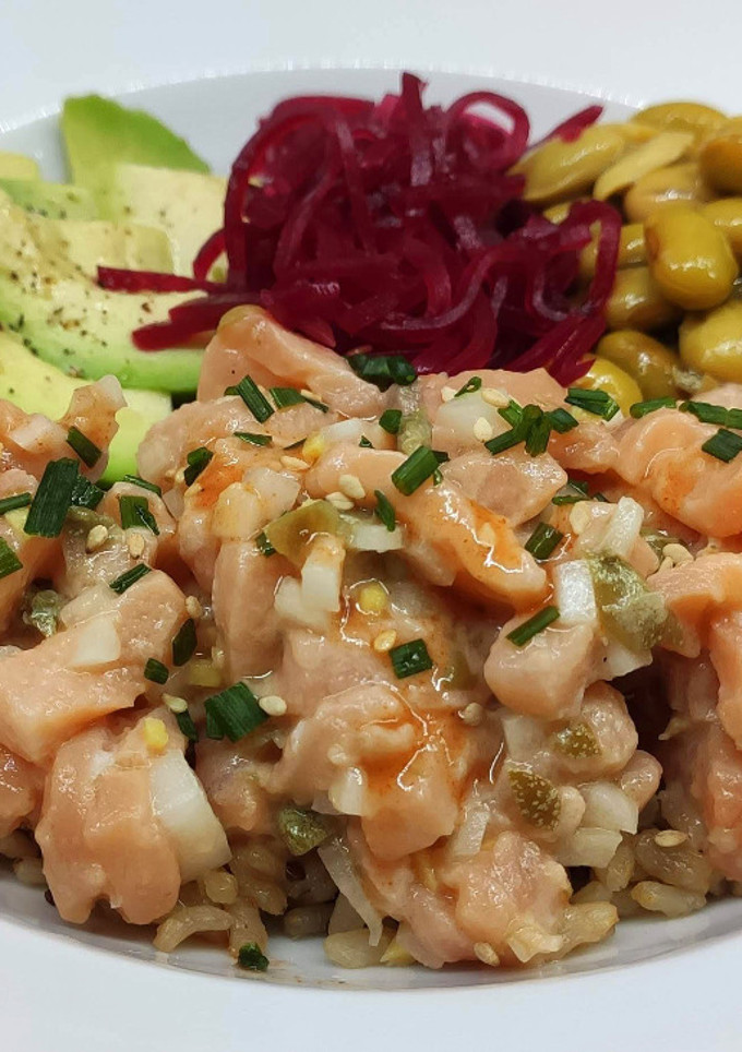 Una foto de Poke de salmón